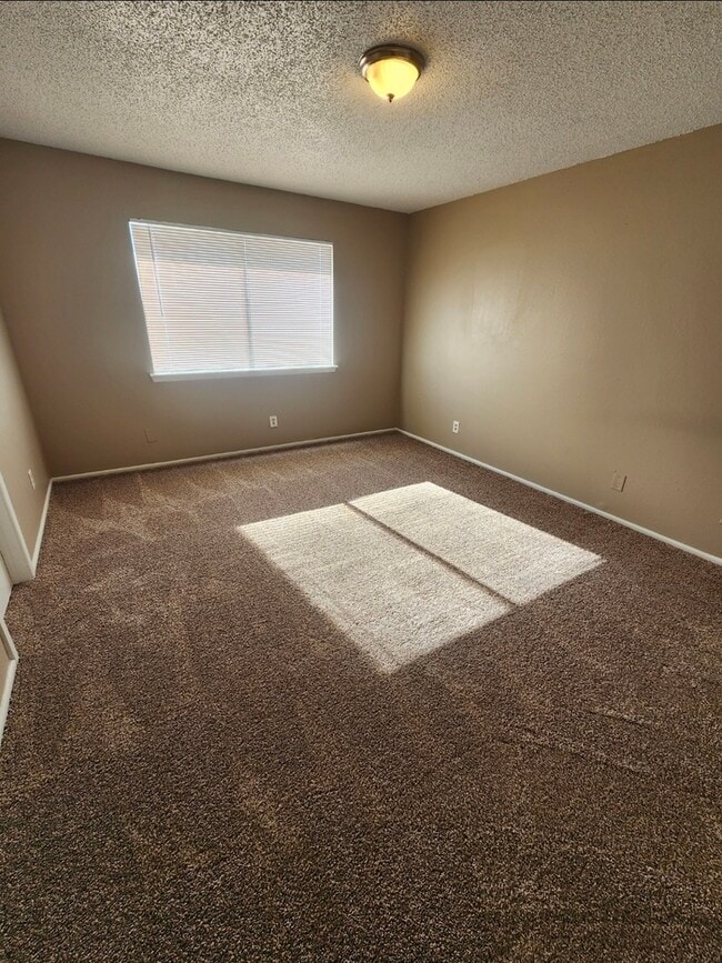 Building Photo - 3 bed 2 bath home