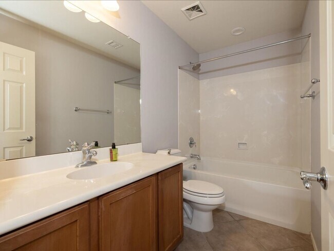 Building Photo - 4 Bedroom 3 Bathroom