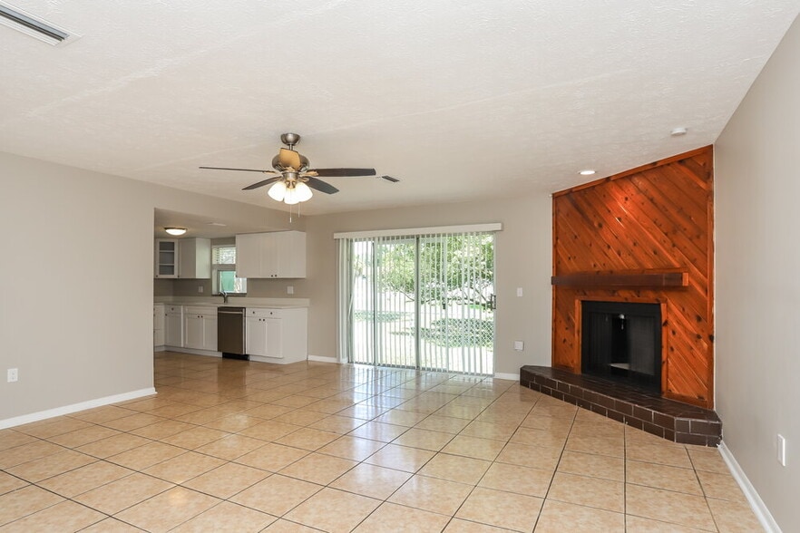 Building Photo - 9811 N Connechusett Rd