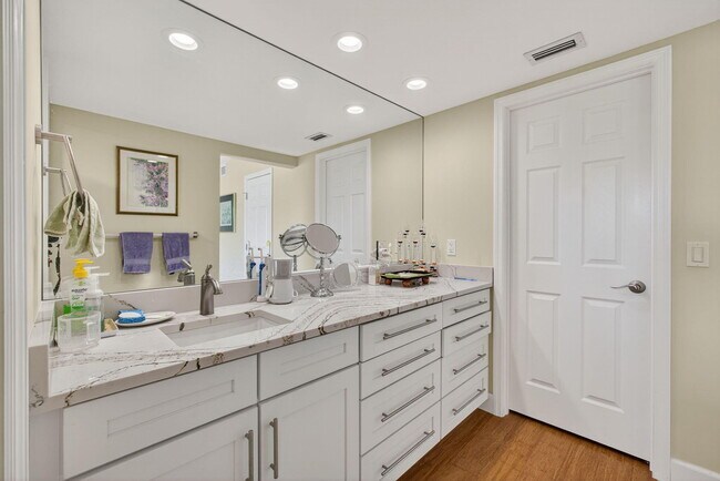 Building Photo - 16941 Waterbend Dr