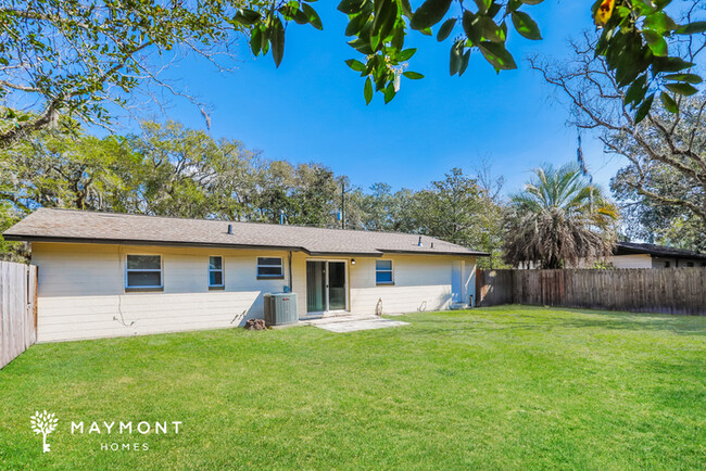 Building Photo - Lovely 3 Bedroom Home