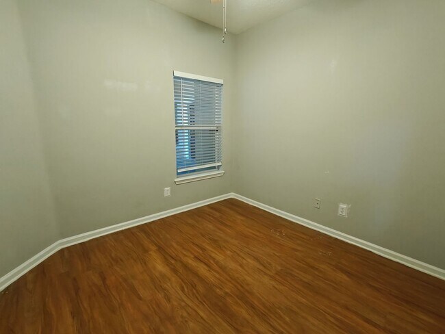 Building Photo - Cozy 2 Bedroom Condo on Ground Floor