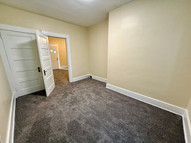 Building Photo - Hopewell - Near 5 Points - 2 Bedroom - 2 B...