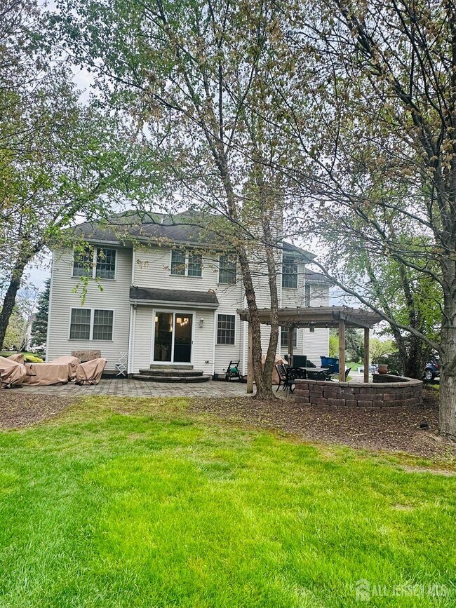 Building Photo - 16 Poplar Dr