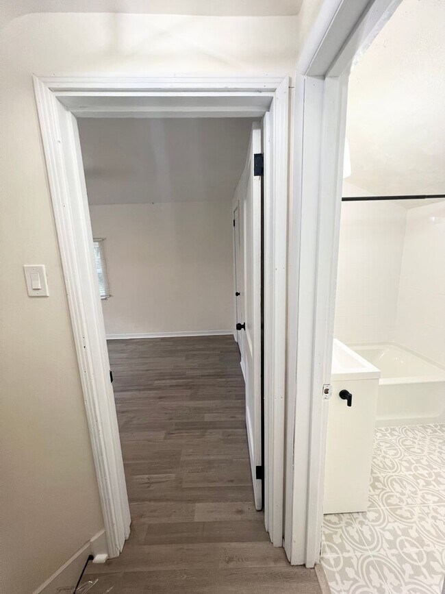 Building Photo - Updated 3 Bed, 1 Bath in Verona- Central Air and Huge Kitchen!!
