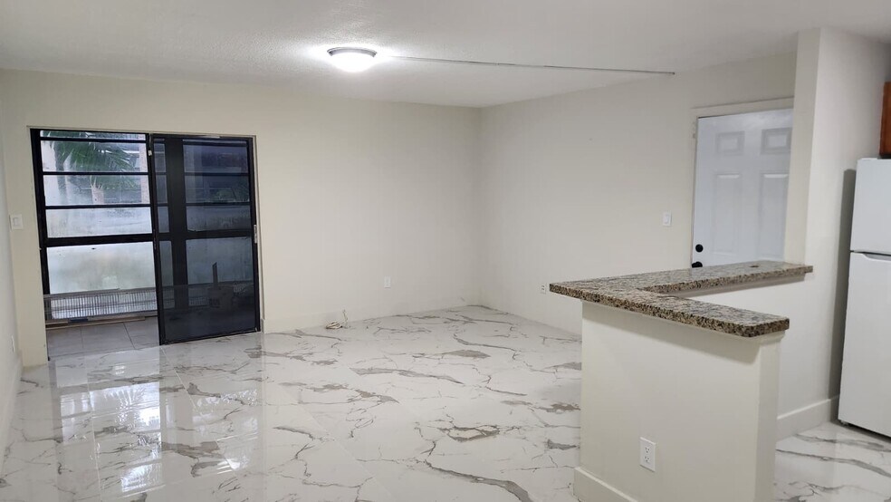 Building Photo - 805 NE 199th St