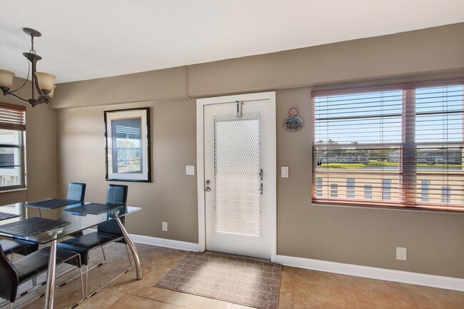 Building Photo - 33 Fanshaw A