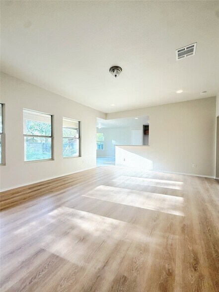 Building Photo - 715 Hallvale Dr