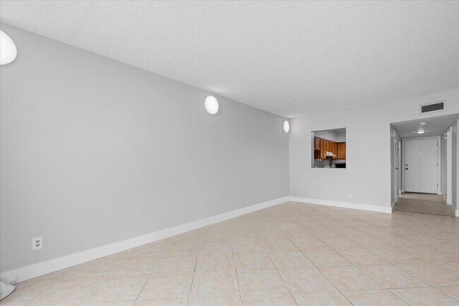 Building Photo - Beachfront Condo with Ocean Views and Acce...
