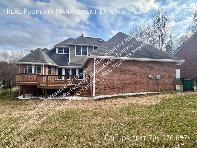 Building Photo - Charming 4BR/2.5BA home in Charlotte!