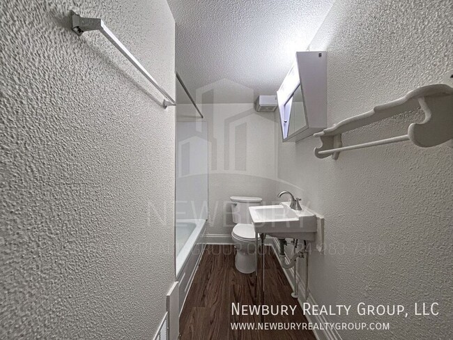 Building Photo - 29 Hickory St