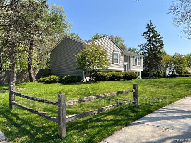 Building Photo - 645 Hidden Ridge Dr
