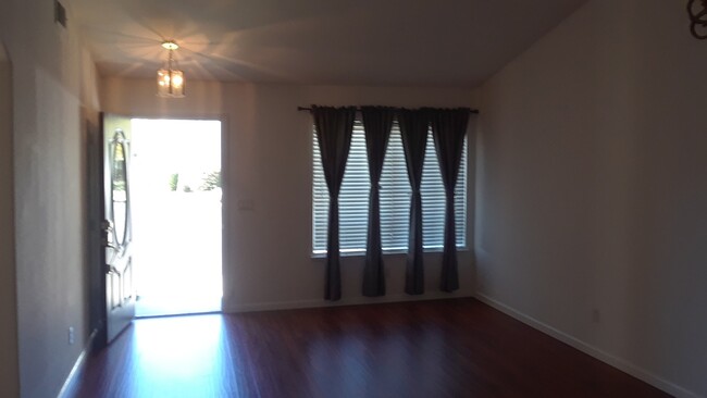 Building Photo - Spacious 3 bedroom home near Roseville Gal...