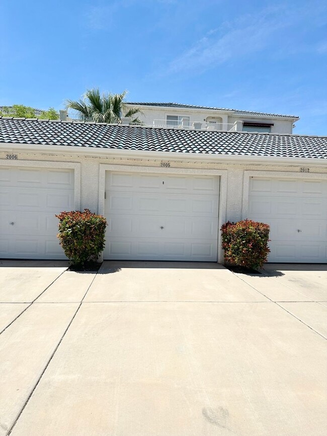 Building Photo - Beautiful Las Palmas Condo