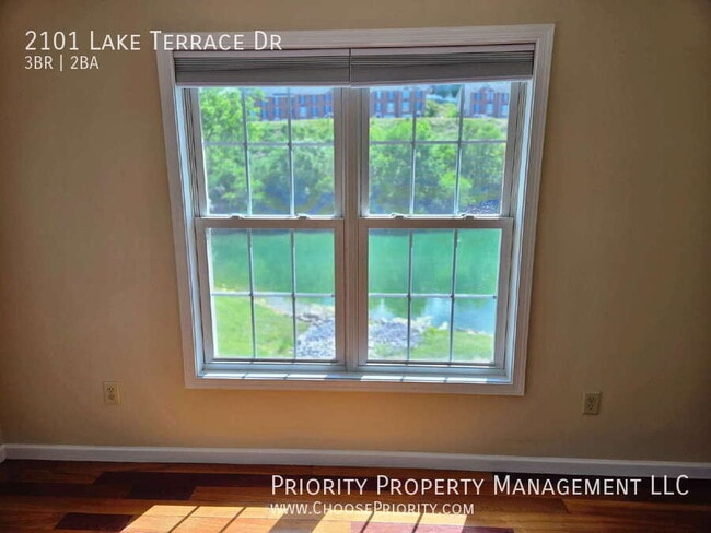 Building Photo - 2101 Lake Terrace Dr