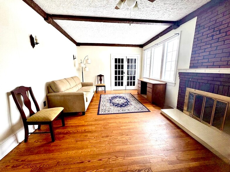 Primary Photo - 1209 Windsor Ave