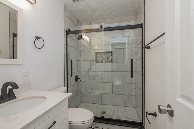 Building Photo - Wonderful 4 Bedroom