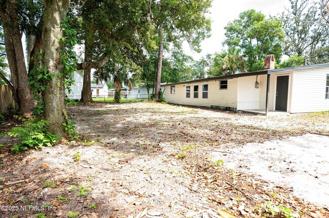 Building Photo - 313 Suzanne Dr