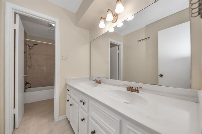 Building Photo - 11411 Briar Forest Dr