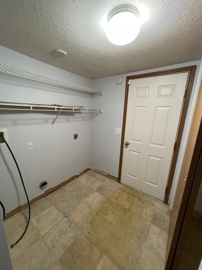 Building Photo - Spacious 3 Bedroom 1.5 Bath Located Near R...