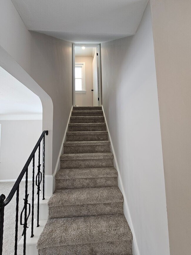 Building Photo - Beautiful Parma Heights 3 Bedroom