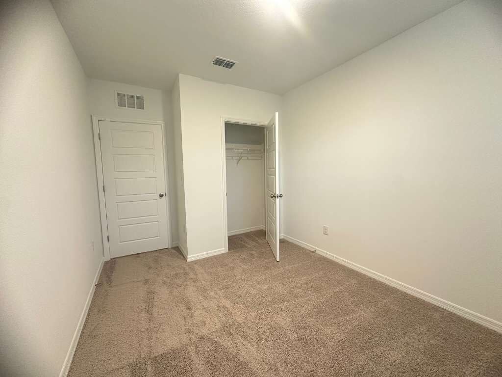 Building Photo - 2933 Canary Ave