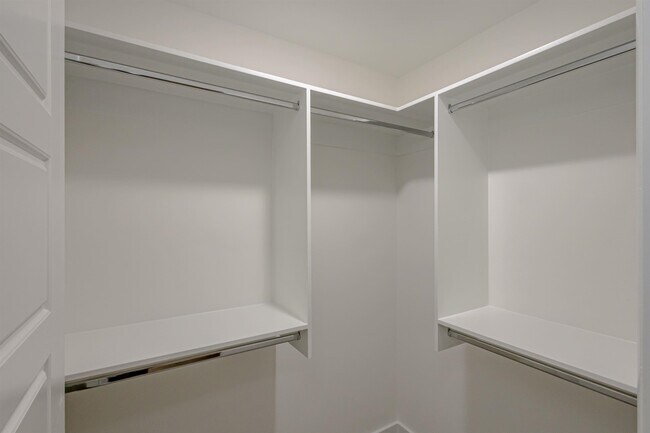 Building Photo - 423 Deer Path Lp