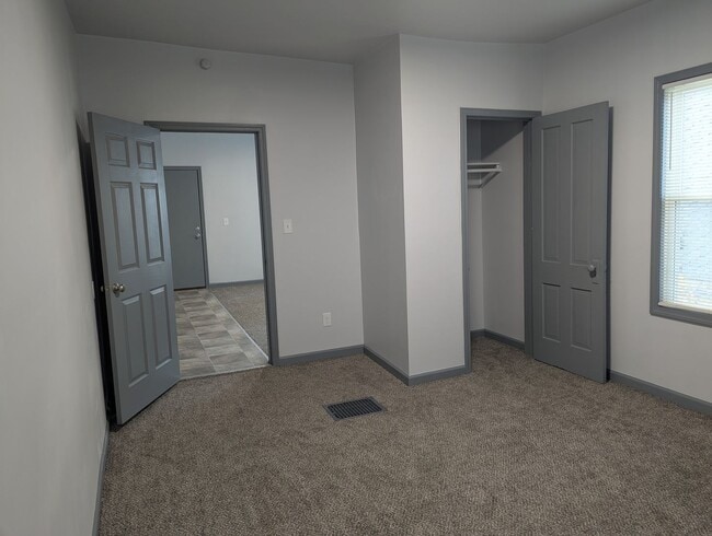 Building Photo - 473 Walnut St