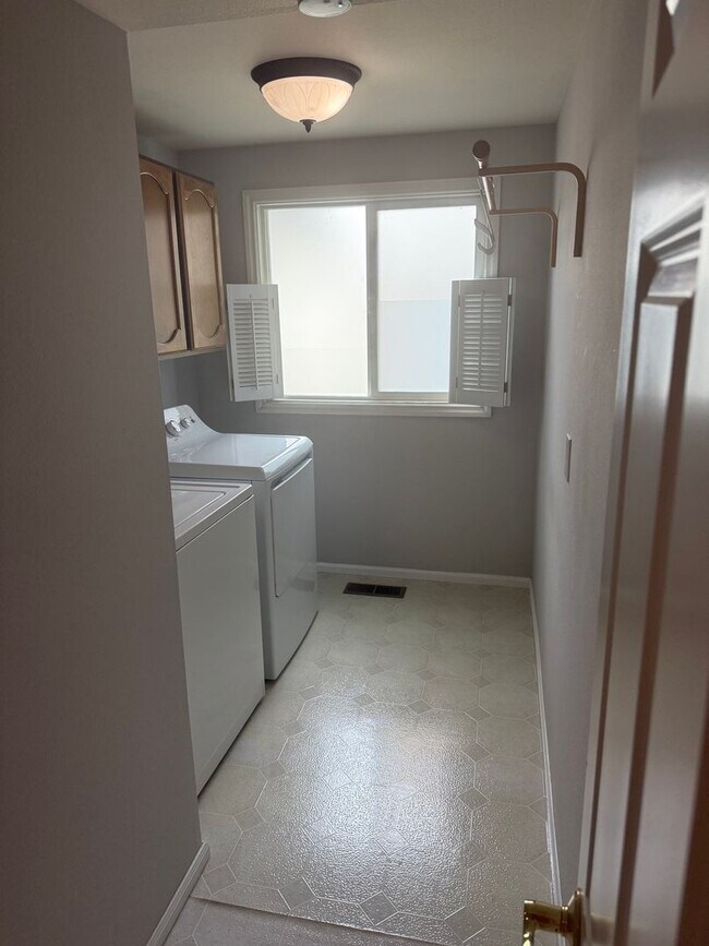 Building Photo - $3900.00 3 Bedroom 2.5 Bath Modern Style Home in Kirkland