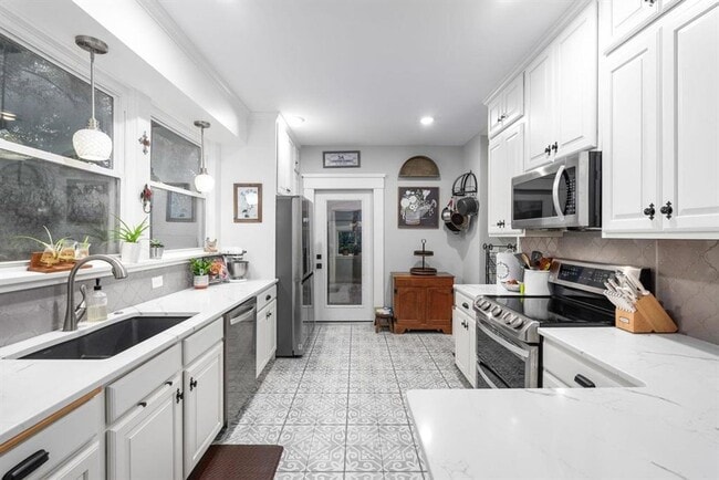 Building Photo - College Hill Bungalow!