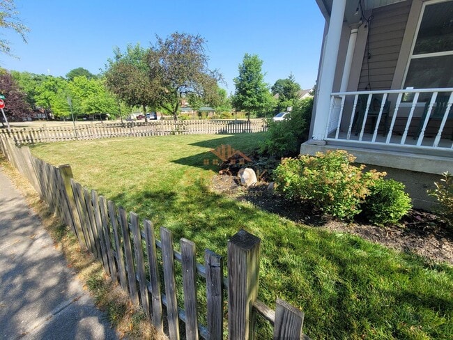 Building Photo - LARGE DOWNTOWN HOME LESS THAN 2 MILES FROM...