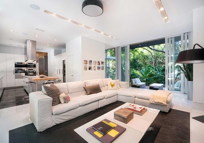Building Photo - 3503 Banyan Cir