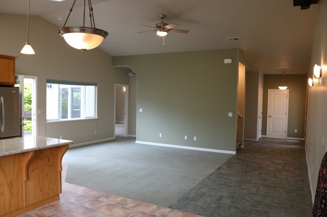 Building Photo - Gorgeous, spacious 3/2.5 with garage and office