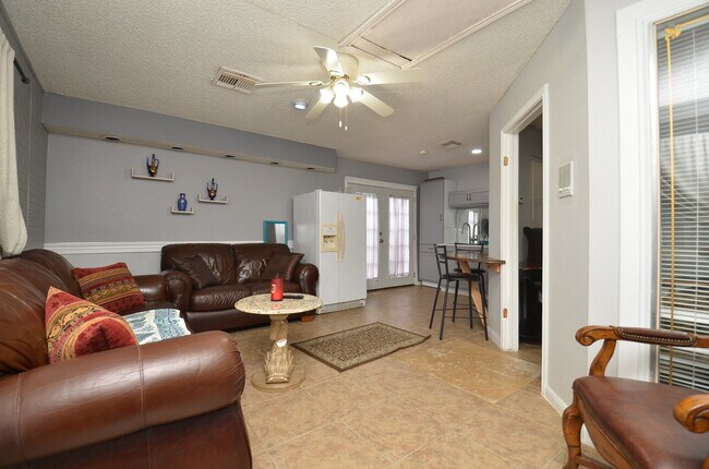 Building Photo - 13102 Richmond Ave.