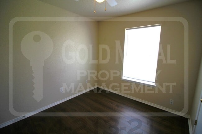 Building Photo - 2701 Alma Dr