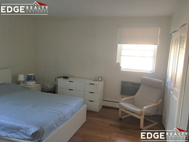 Building Photo - 804 Centre St