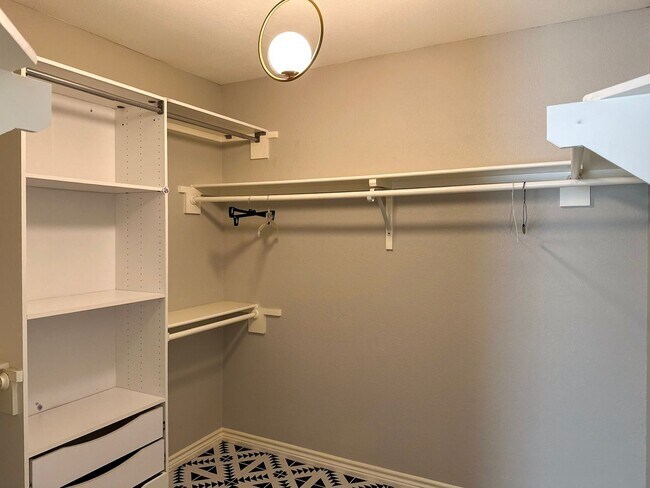 Building Photo - 3 Bed / 2 Bath / 2 Car Gargae / Pool