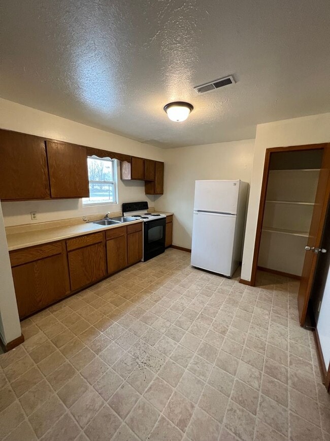 Building Photo - 216-218 W Home St