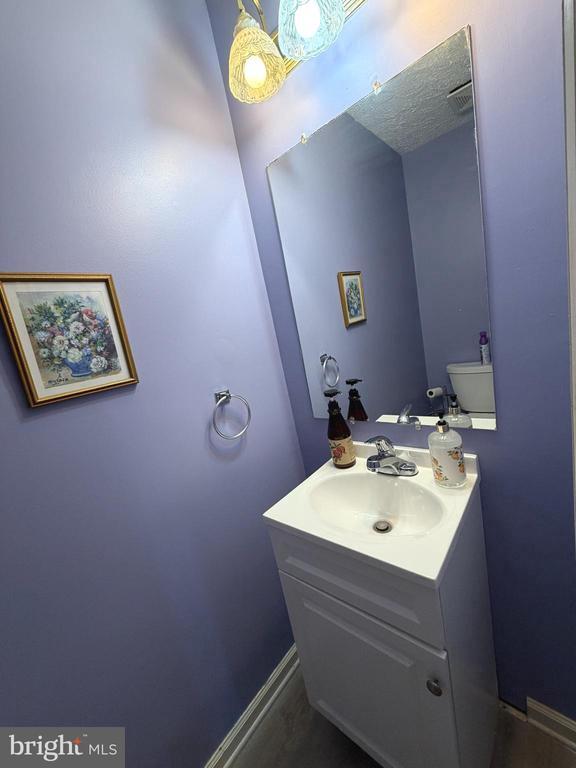 Building Photo - 407 Tamarack Cir