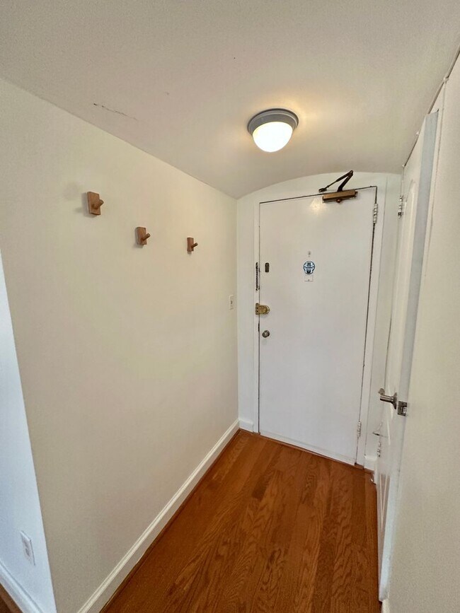 Building Photo - FREE RENT! Spectacular Scott Circle Solarium Studio Dupont-Logan