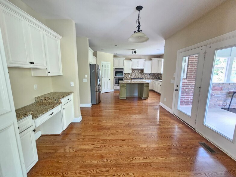 Building Photo - 1530 Bledsoe Ln
