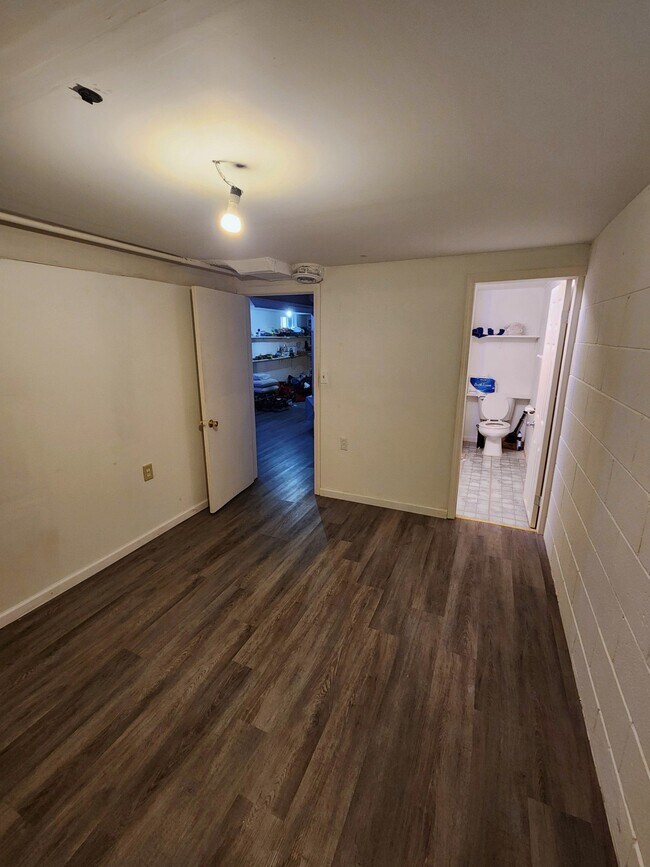 Building Photo - 612 S 61st St