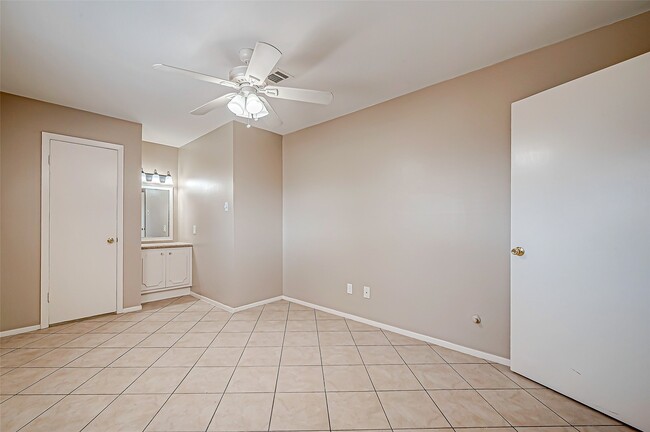 Building Photo - 7027 Inkberry Dr