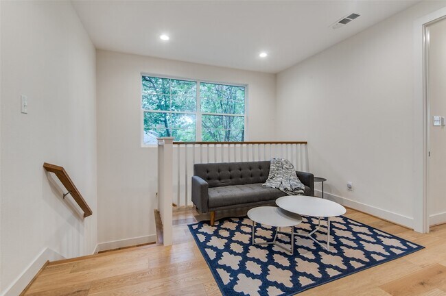 Building Photo - 1007 Mt Auburn Ave