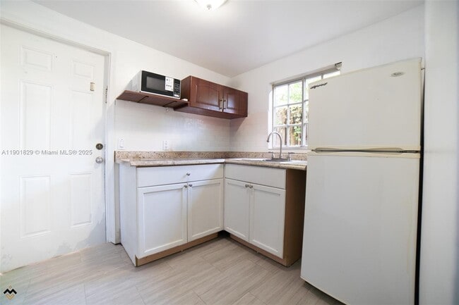 Building Photo - 12615 E Randall Park Dr