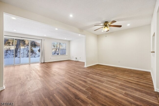 Building Photo - 1075 Ash Dr