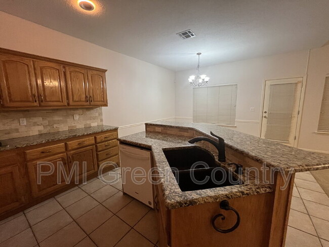 Building Photo - 305 N Aster Pl