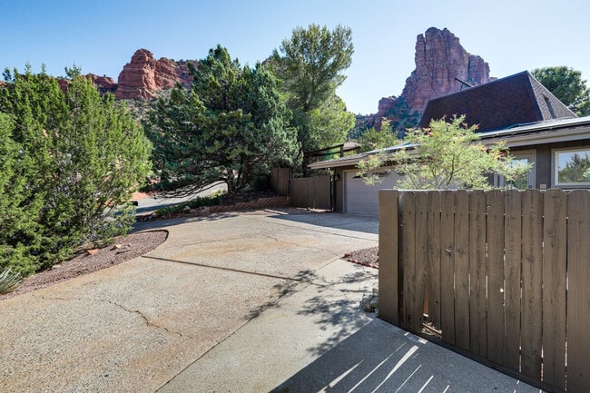 Building Photo - 10 Robbers Roost