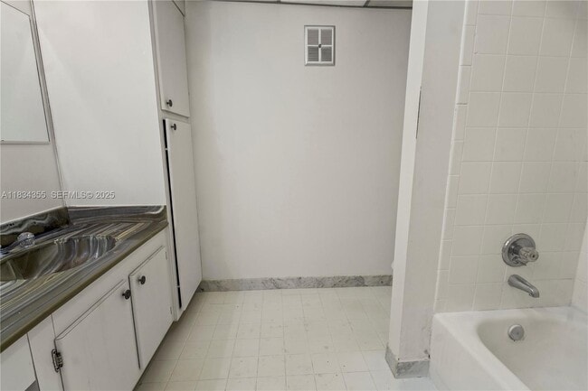 Building Photo - 6556 Racquet Club Dr