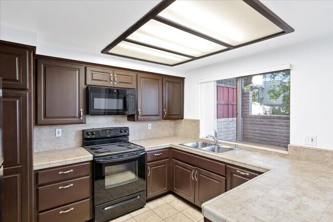 Building Photo - Escondido 2 bed 2.5 bath condo for lease